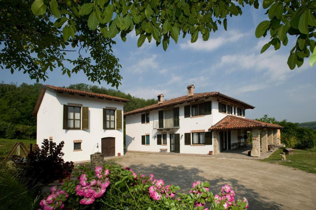 Cascina Il Ginepro Pensionat Sinio Eksteriør billede